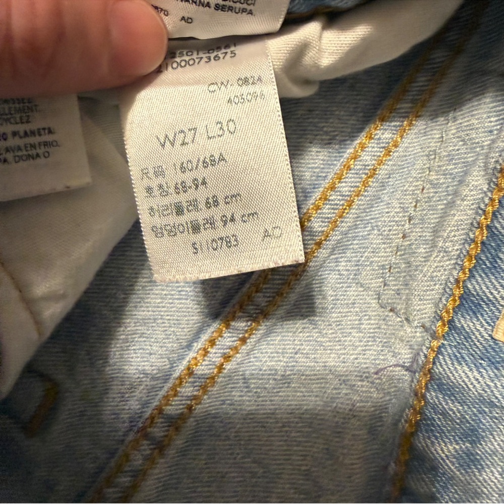 NWOT**** Women’s Premium Levi 501 Jeans Retail: $110 - Picture 7 of 7